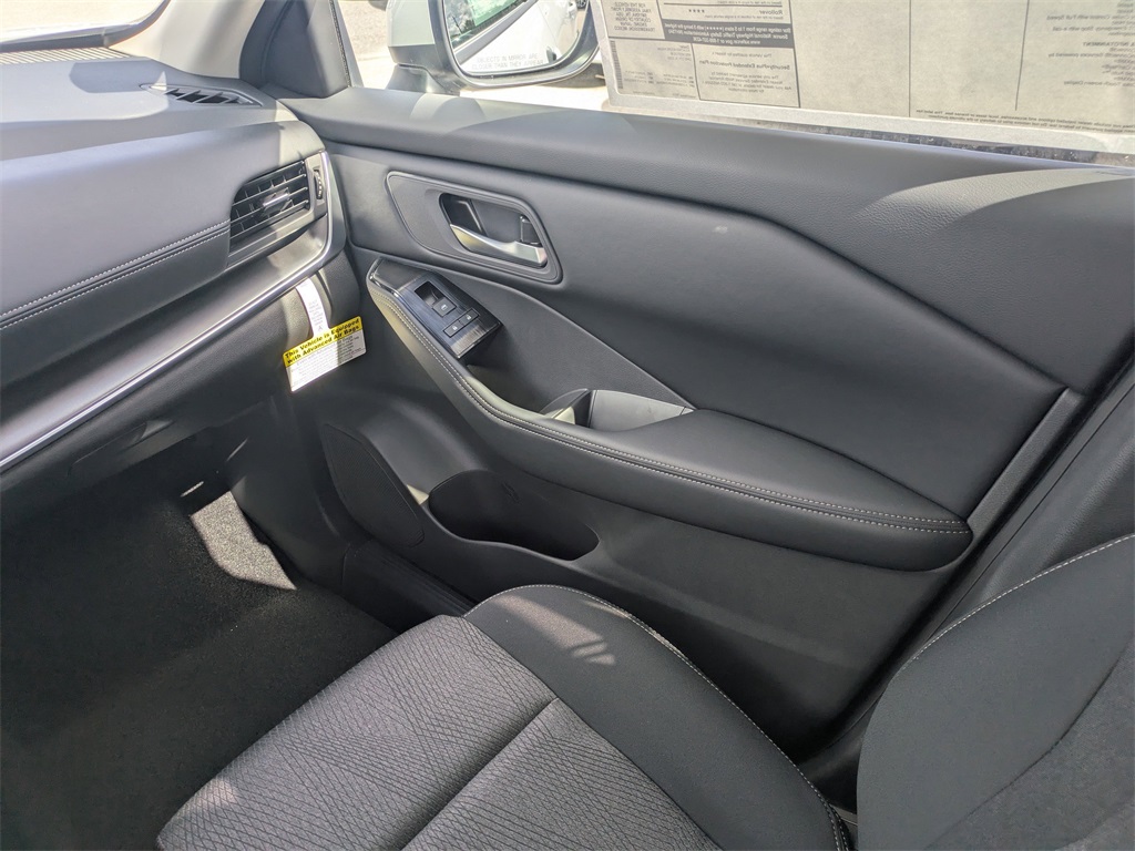 2025 Nissan Rogue SV photo 18
