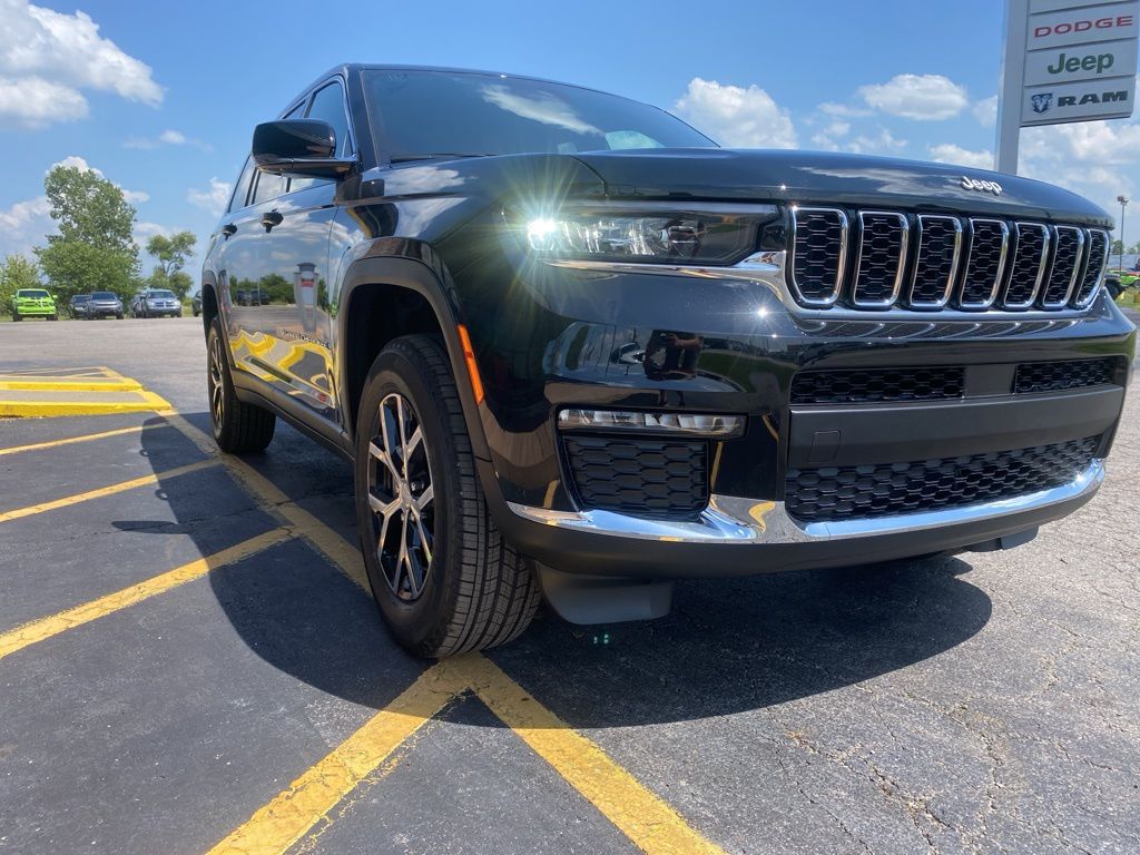 2025 Jeep Grand Cherokee Limited photo 2