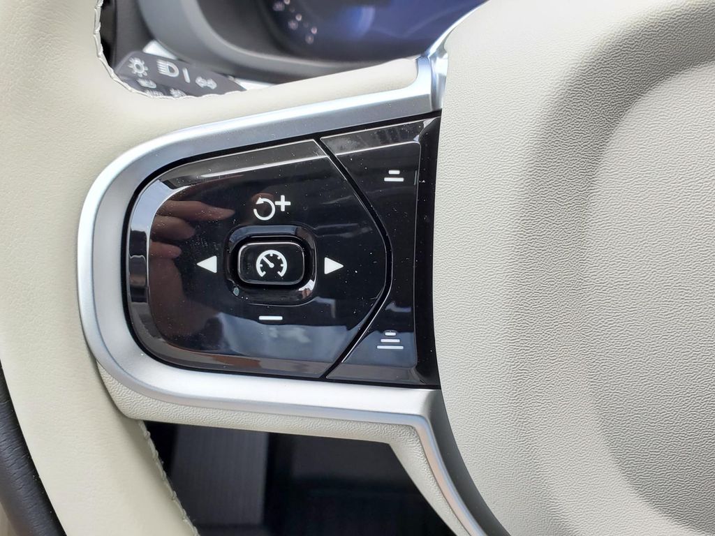 2026 Volvo XC60 B5 photo 6