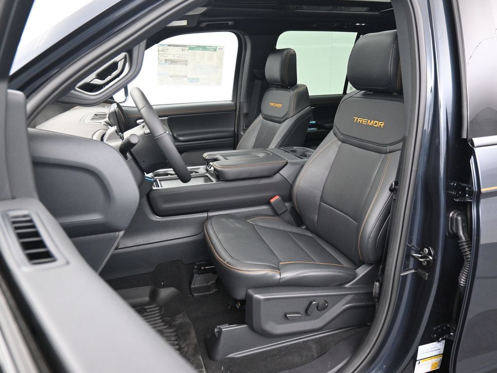 2025 Ford Expedition photo 5