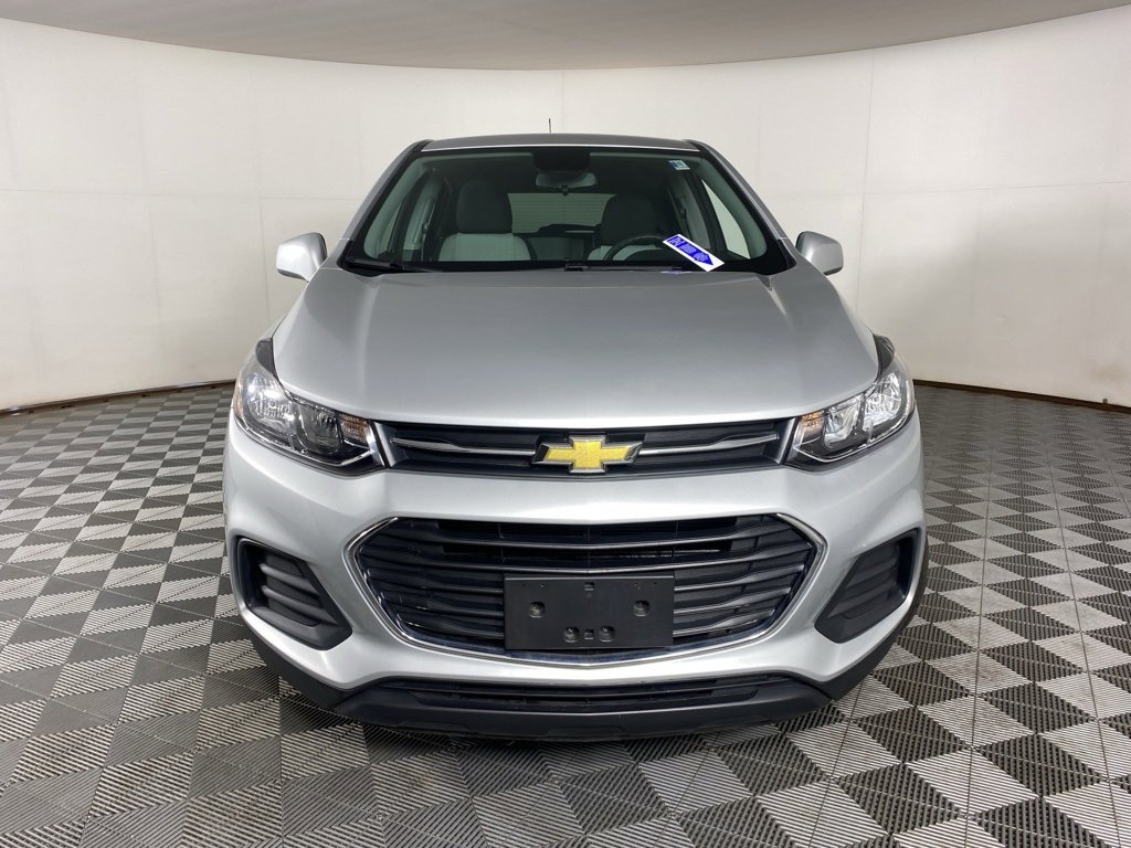 2022 Chevrolet Trax LS photo 2