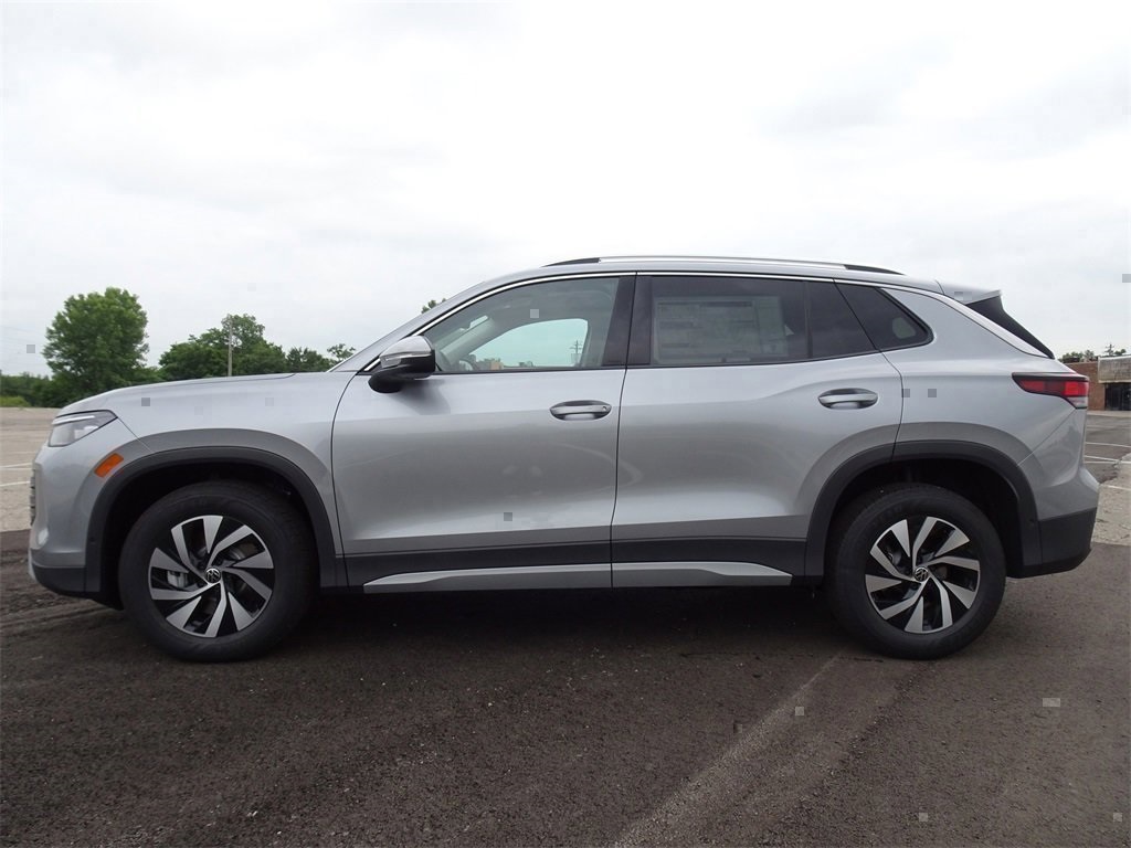 2025 Volkswagen Tiguan S photo 2