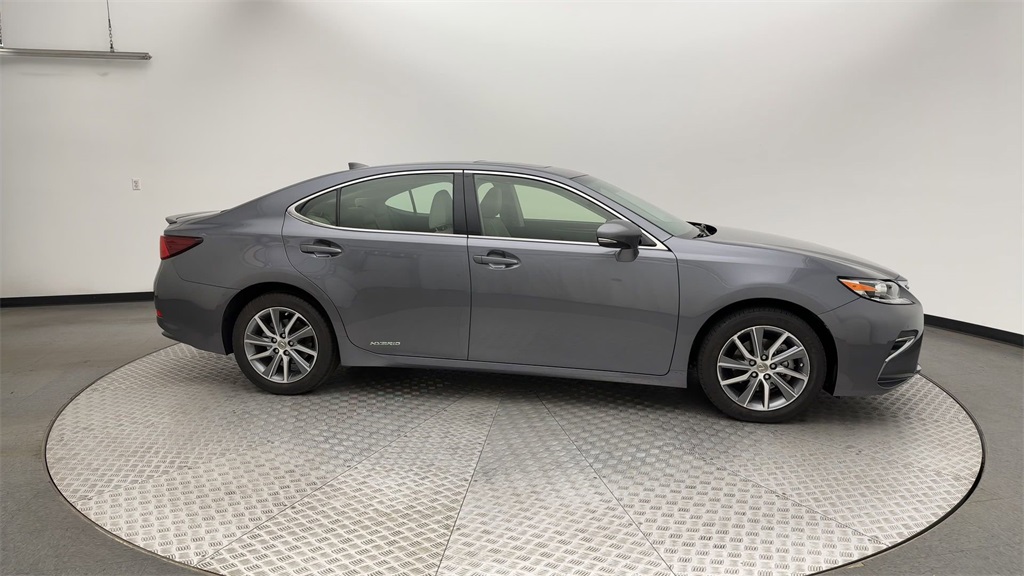 2017 Lexus ES 300h photo 9