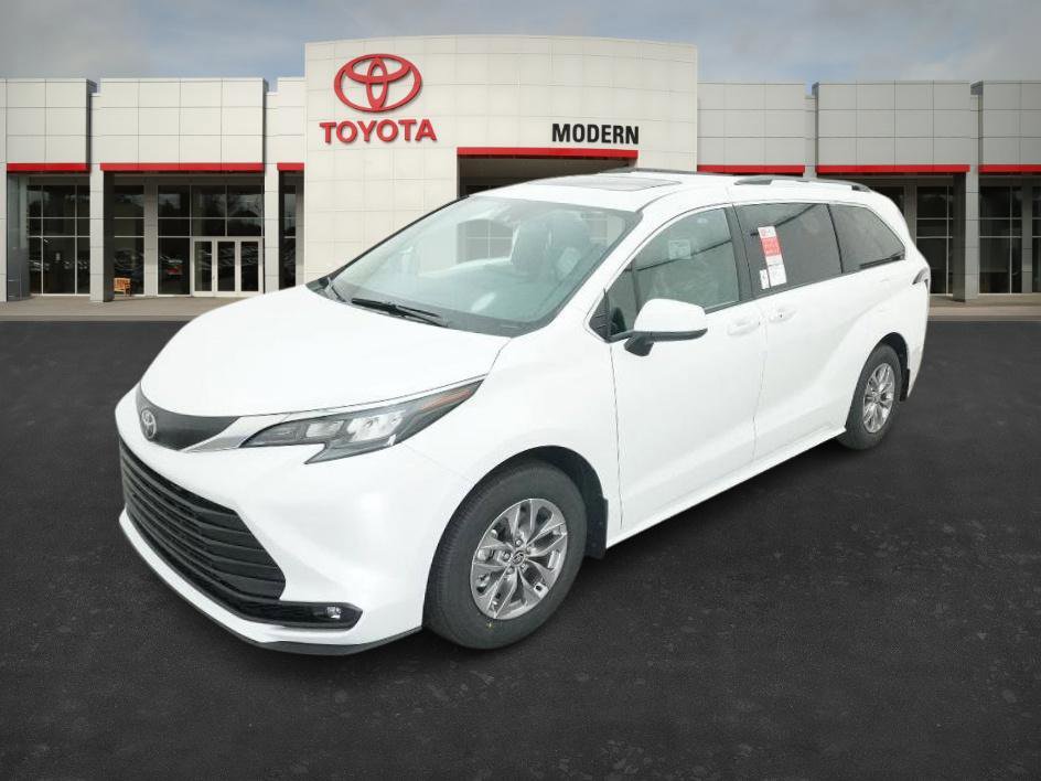 2026 Toyota Sienna XLE's photo