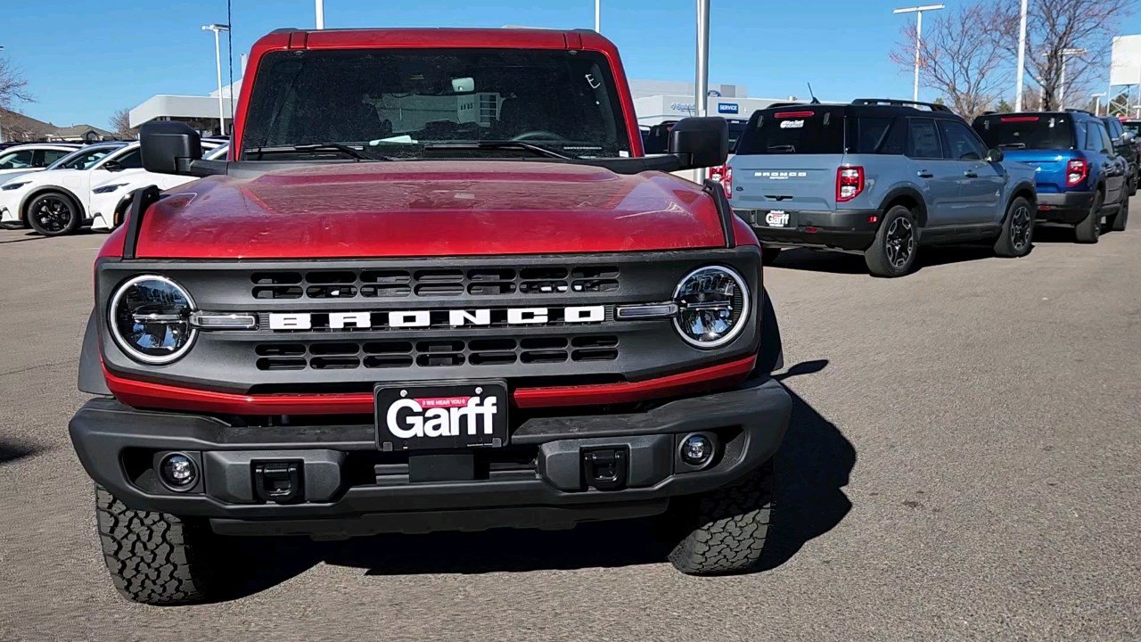 2024 Ford Bronco Black Diamond photo 2