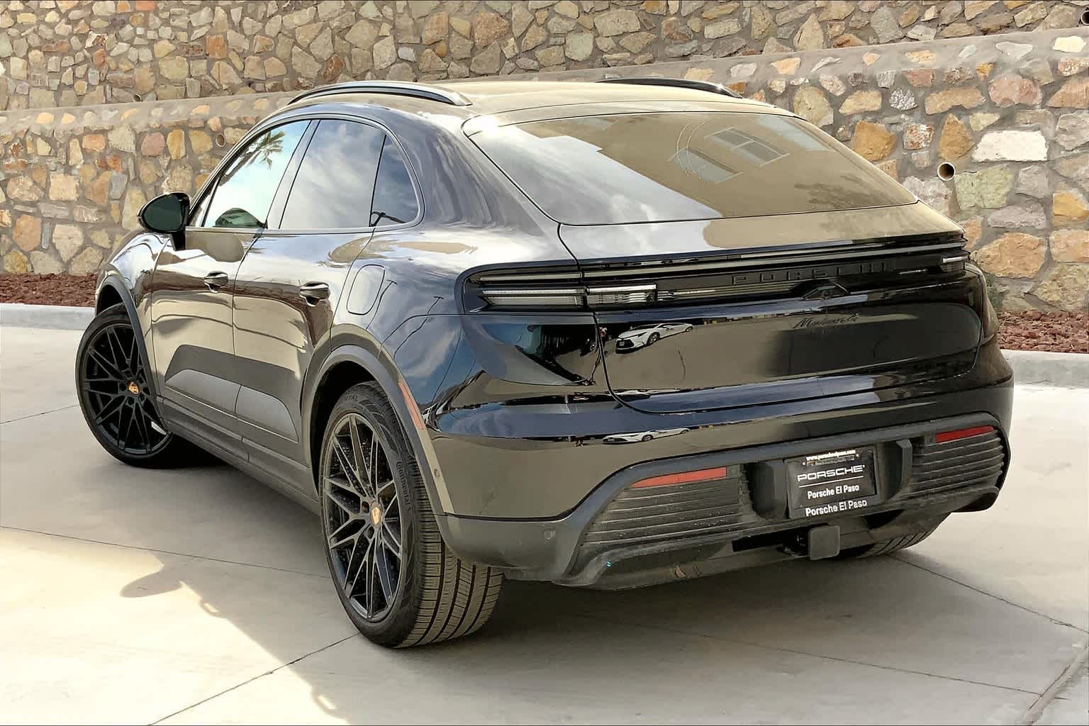 2025 Porsche Macan Electric 4 photo 3