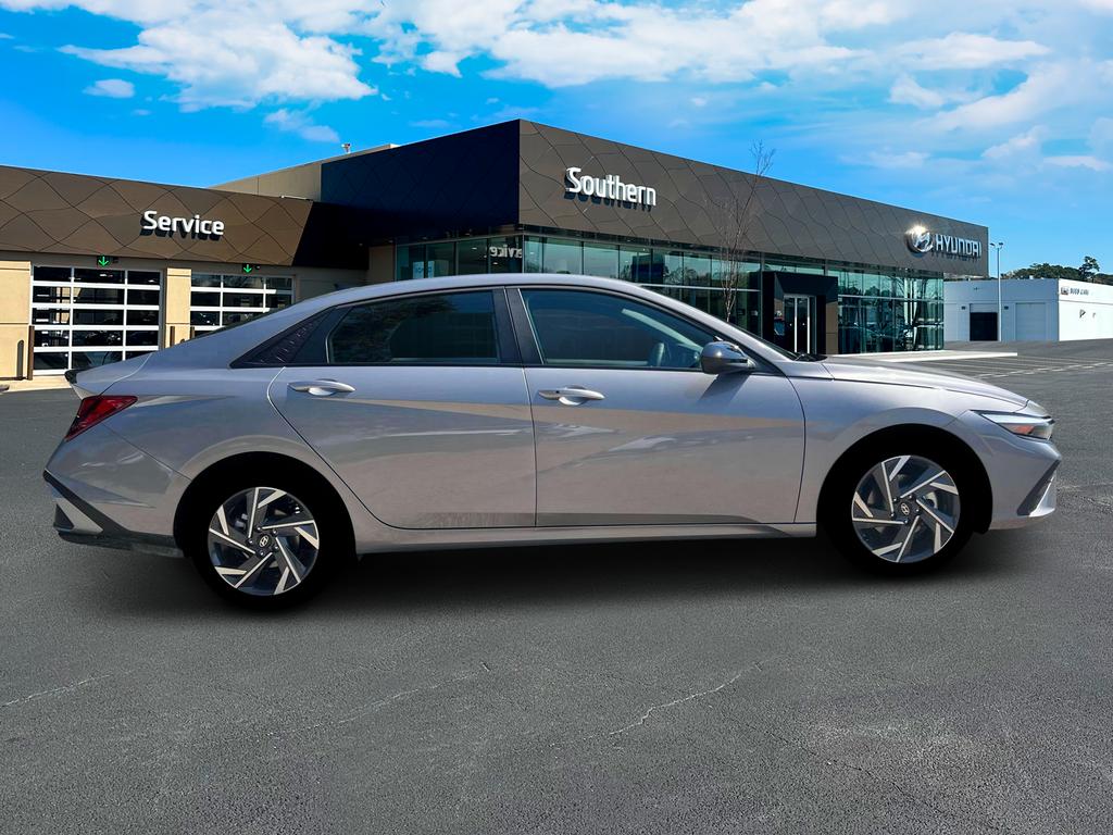 2025 Hyundai Elantra SEL Sport photo 8