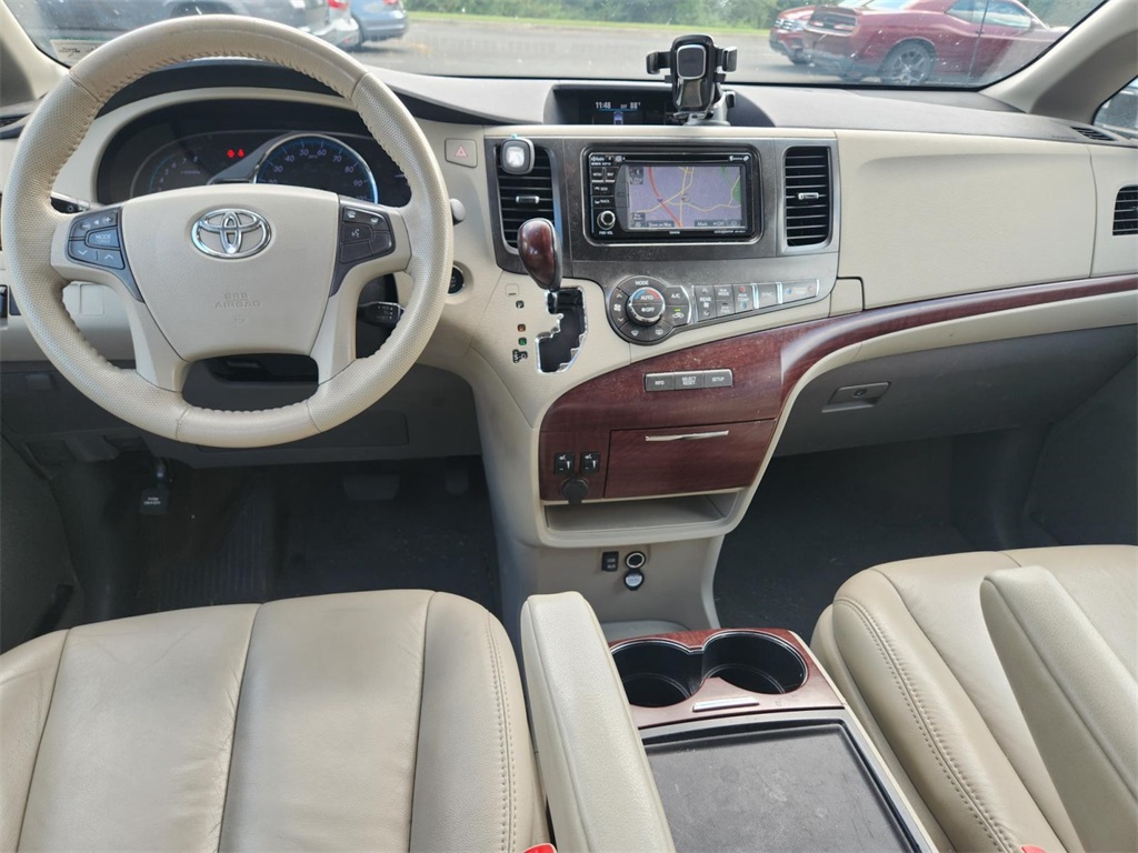 2014 Toyota Sienna XLE photo 2