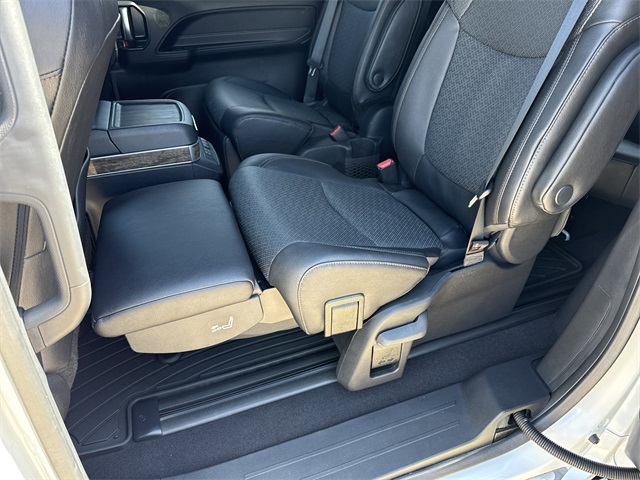 2025 Toyota Sienna Platinum photo 16