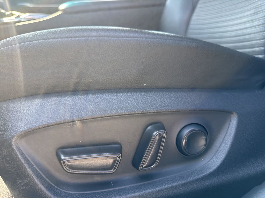 2019 Toyota Camry SE photo 33