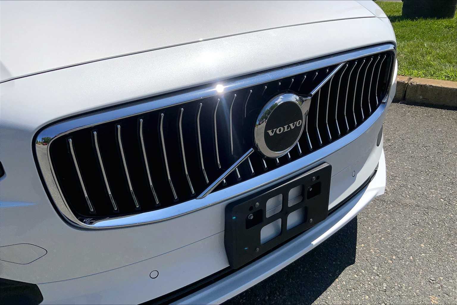 2022 Volvo S90 Momentum photo 28