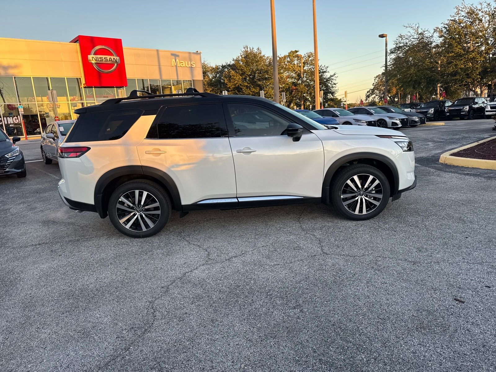 2025 Nissan Pathfinder Platinum photo 4