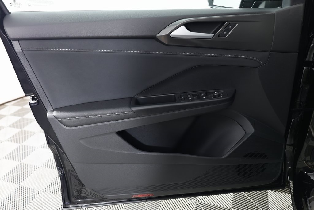 2025 Volkswagen Taos SE photo 4