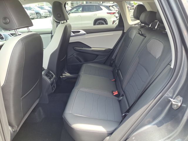 2025 Volkswagen Taos SE photo 13