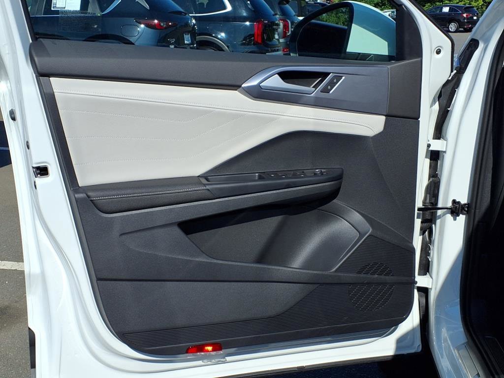 2025 Volkswagen Taos SEL photo 4