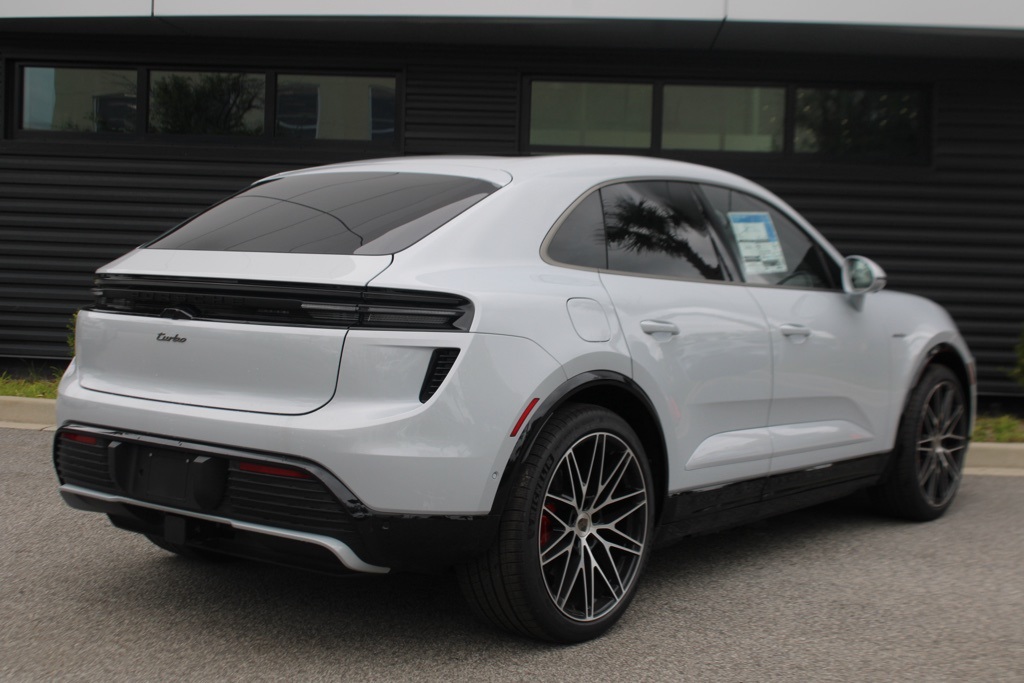 2025 Porsche Macan Electric Turbo photo 7