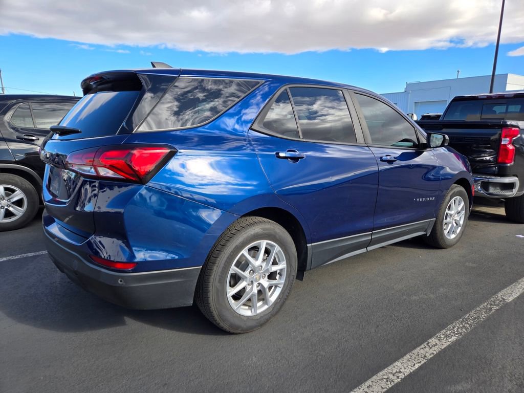 2022 Chevrolet Equinox LS photo 2