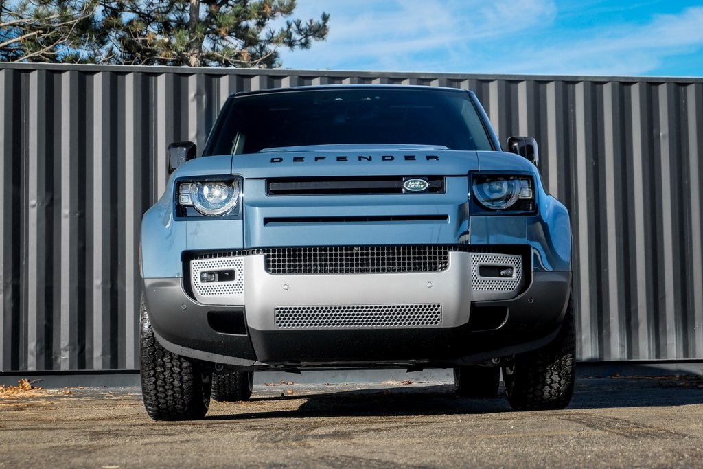 2025 Land Rover Defender 110 S photo 5