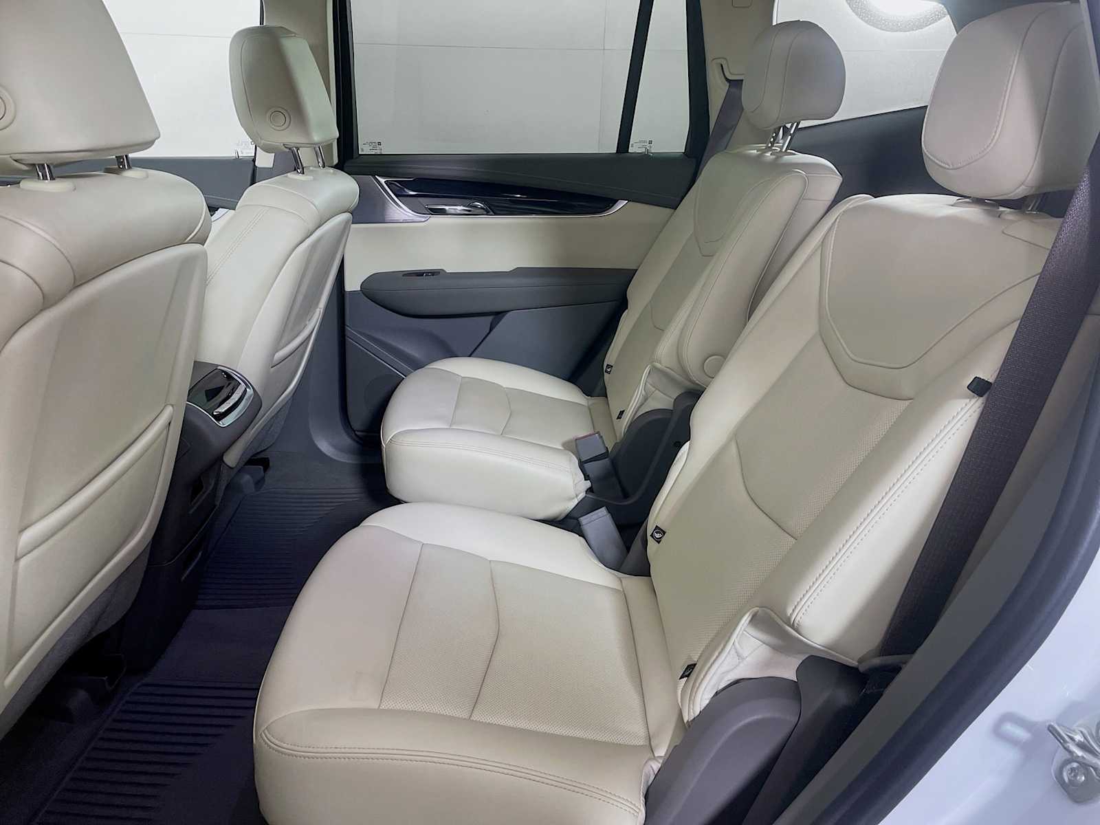 2025 Cadillac XT6 Premium Luxury photo 2