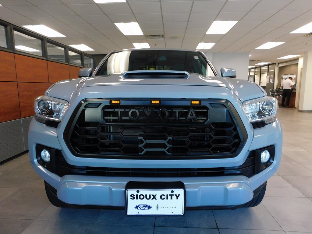 2018 Toyota Tacoma TRD Sport photo 3