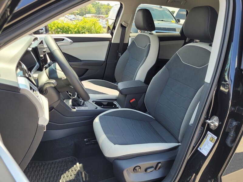 2025 Volkswagen Taos SE photo 4