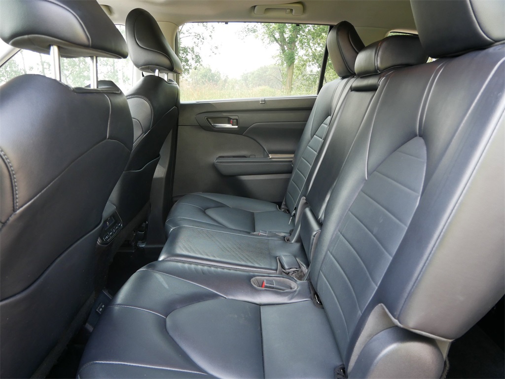 2022 Toyota Highlander XLE photo 10