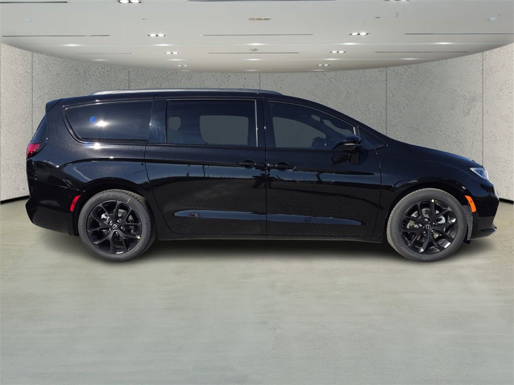 2026 Chrysler Pacifica Limited photo 3