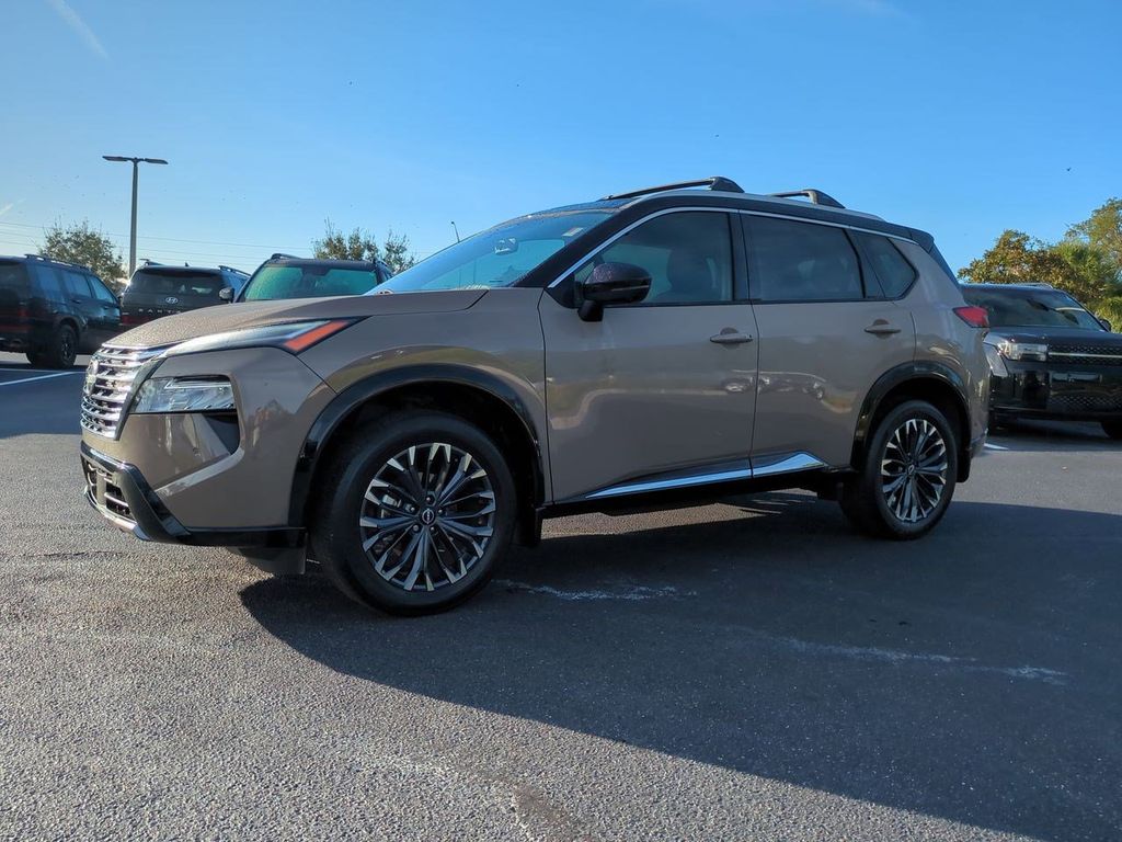 2024 Nissan Rogue Platinum's photo