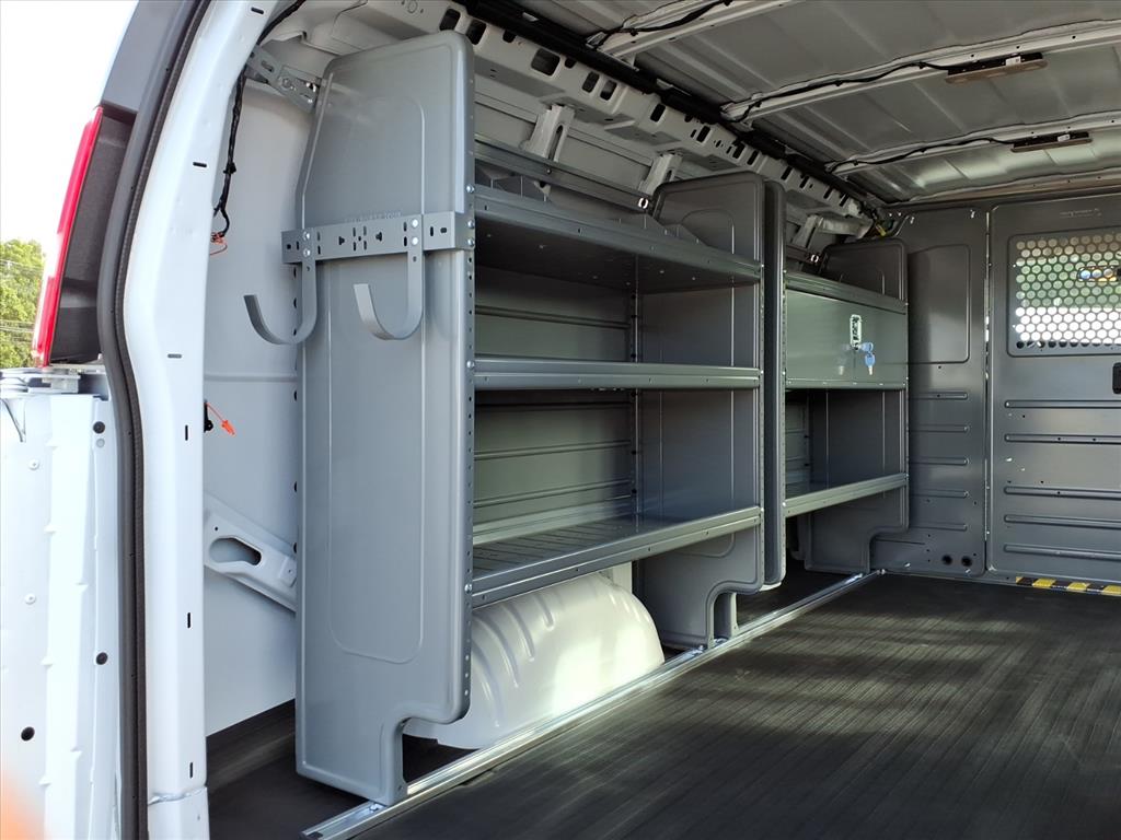 2025 Chevrolet Express Cargo 3500 photo 5