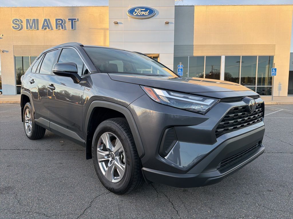 2025 Toyota RAV4 XLE's photo