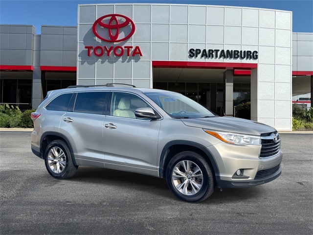2016 Toyota Highlander LE Plus's photo