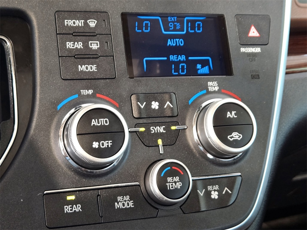2019 Toyota Sienna Limited Premium photo 20