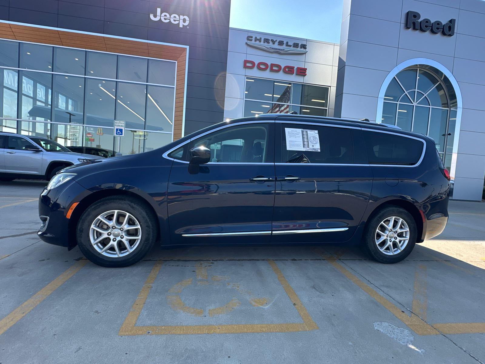 Used 2020 Chrysler Pacifica Touring L with VIN 2C4RC1BG8LR176934 for sale in Kansas City