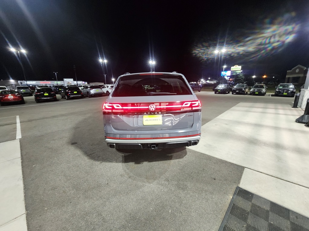 2024 Volkswagen Atlas Peak Edition SE Technology photo 3