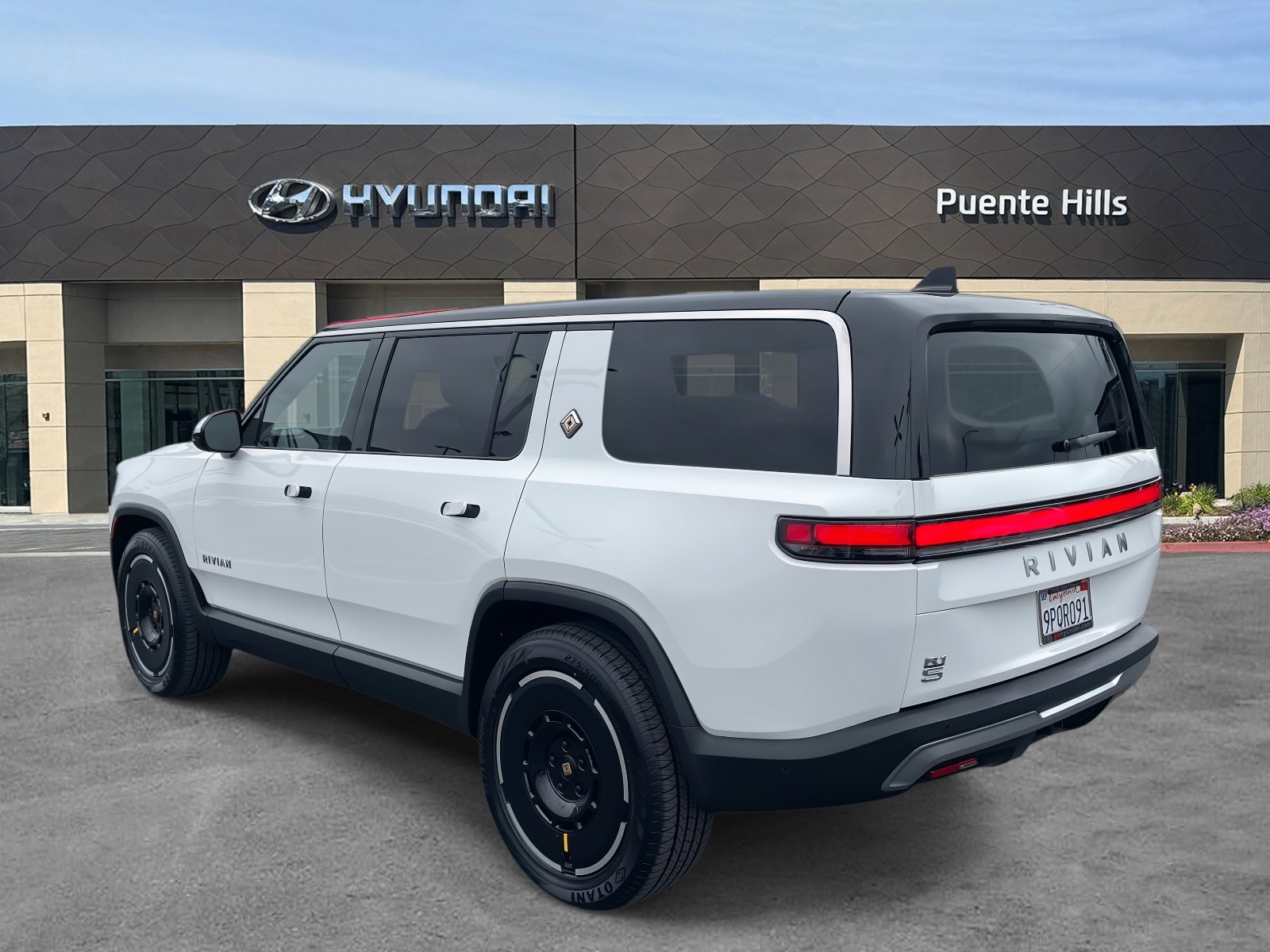 2025 Rivian R1S Adventure photo 4