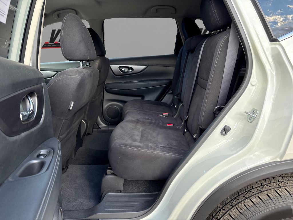 2016 Nissan Rogue SV photo 10