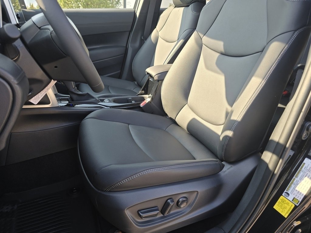 2025 Toyota Corolla Cross XLE photo 27