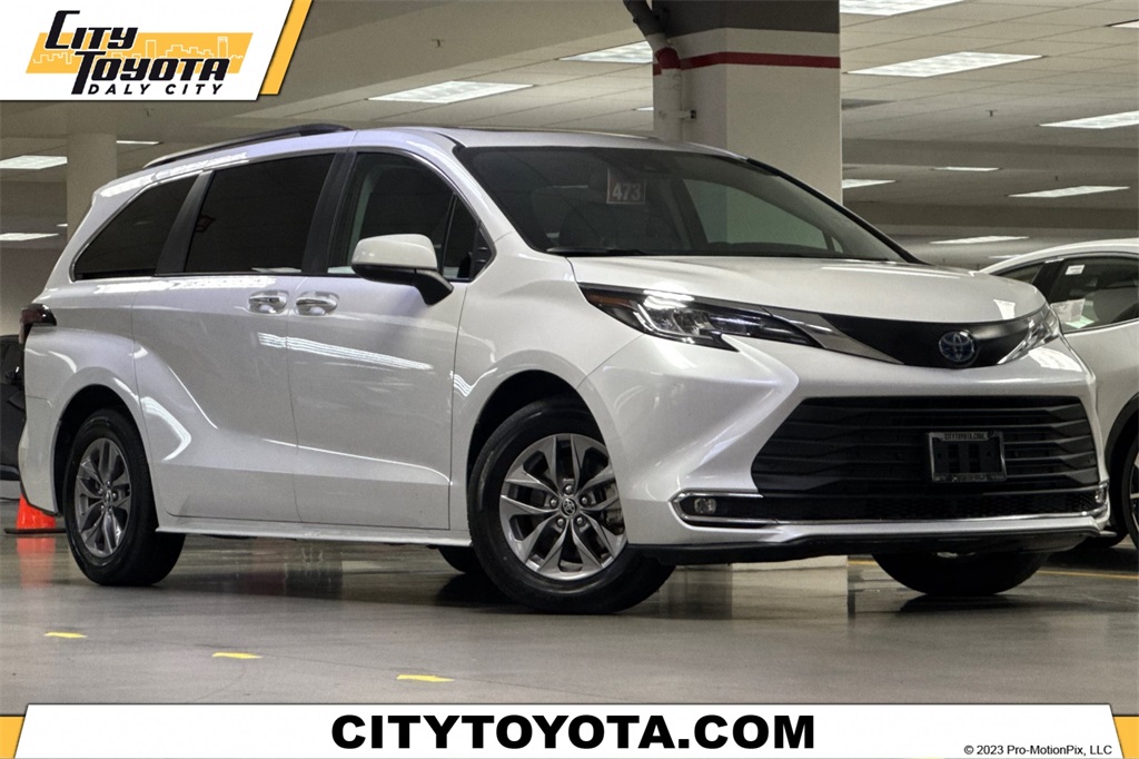 2023 Toyota Sienna XLE's photo