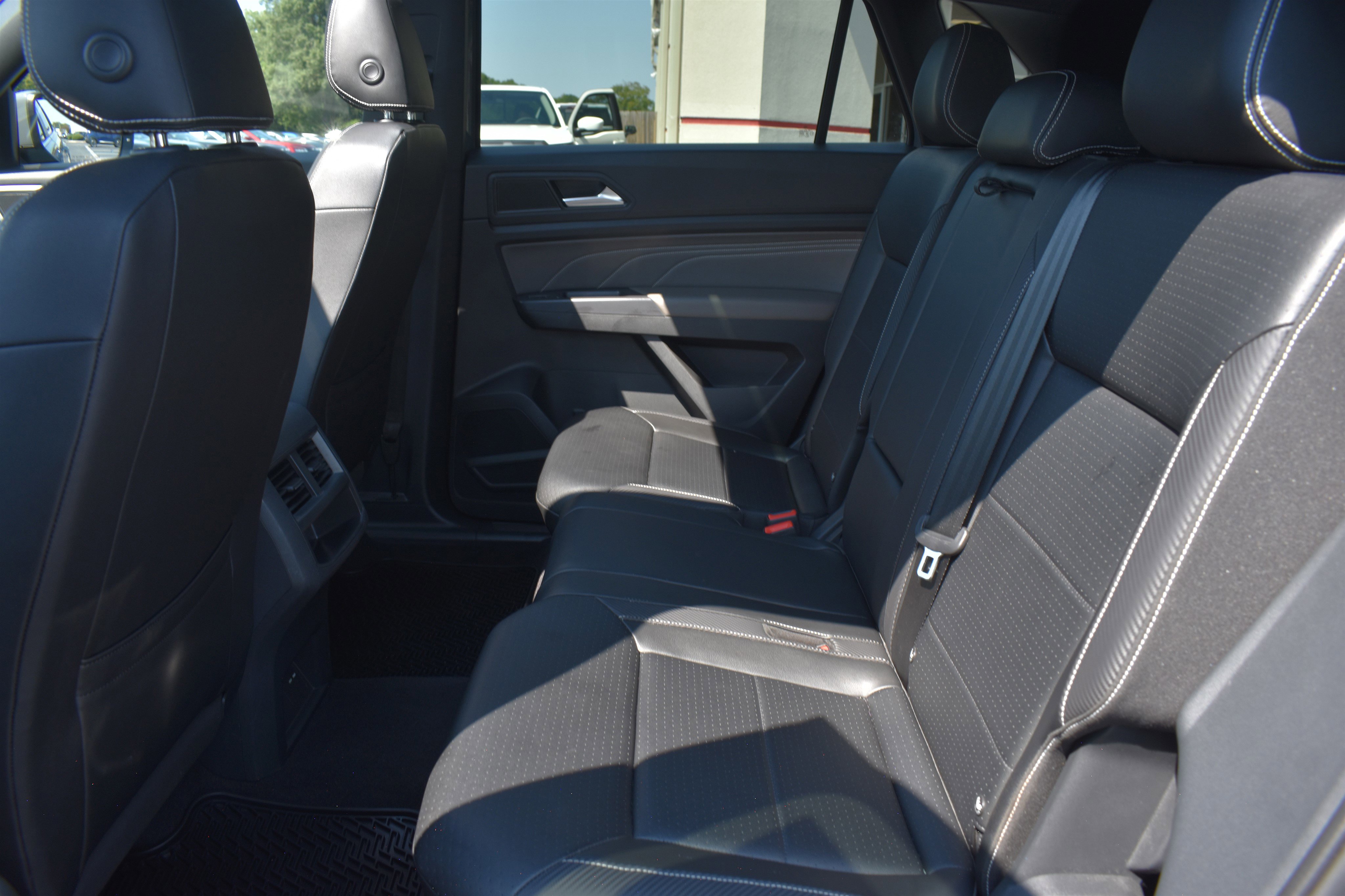2021 Volkswagen Atlas Cross Sport V6 SE Technology photo 2
