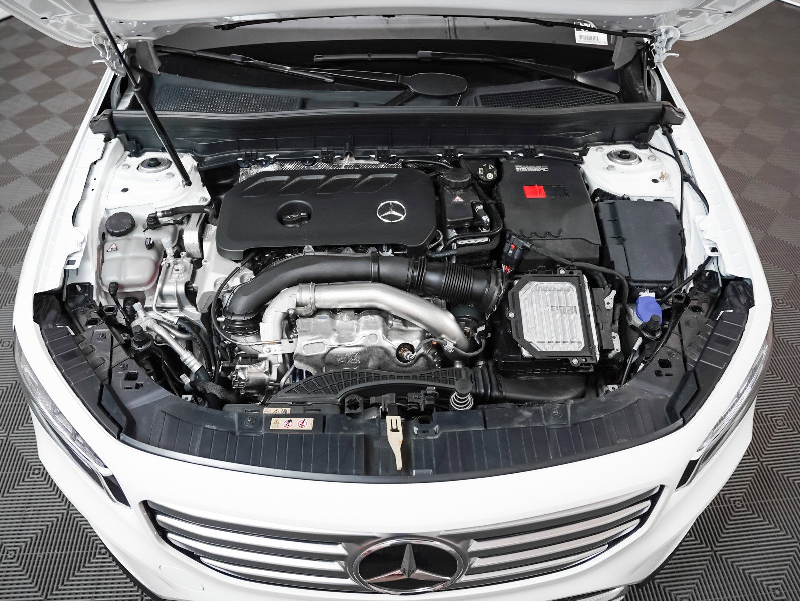 2025 Mercedes Benz GLB 250 4MATIC photo 2