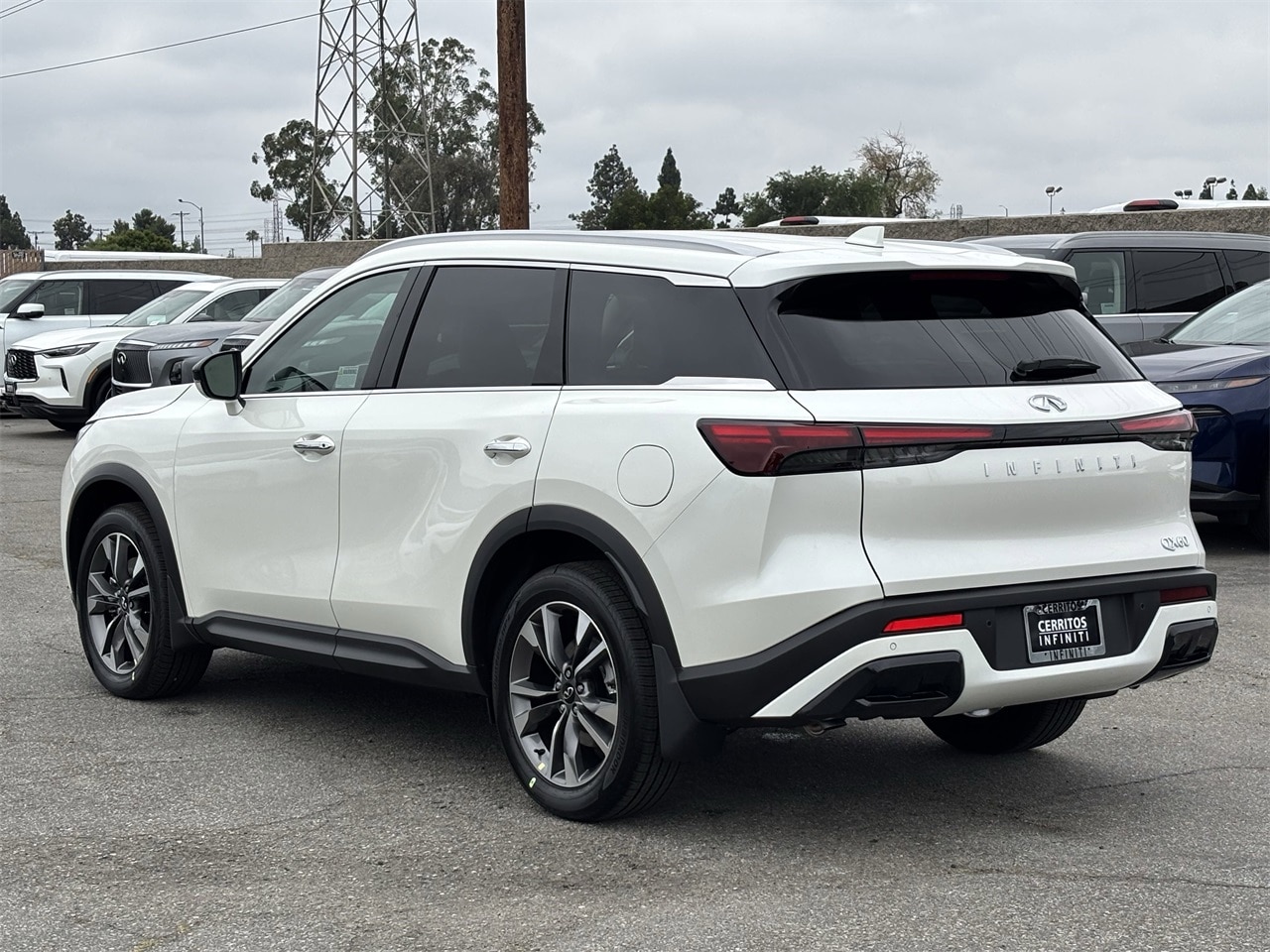 2025 Infiniti QX60 Luxe photo 2