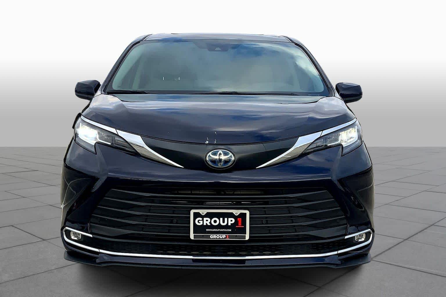 2022 Toyota Sienna XLE photo 3