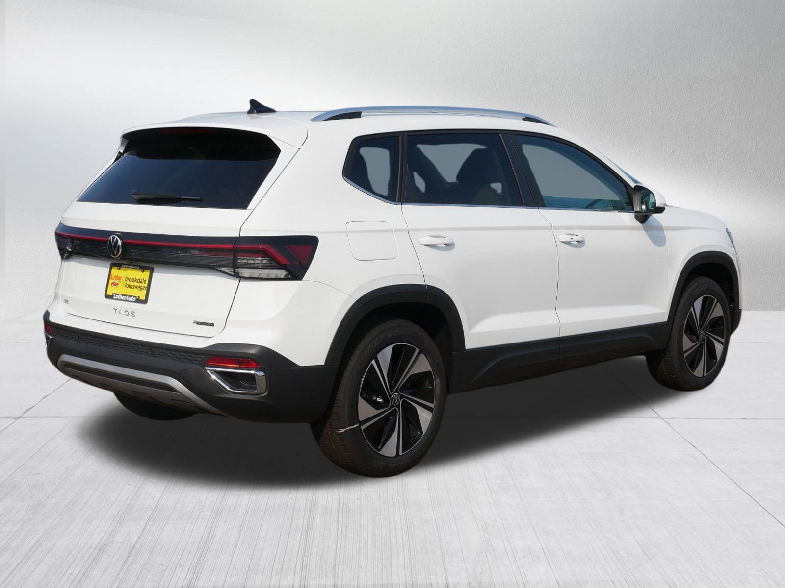 2025 Volkswagen Taos SE photo 3