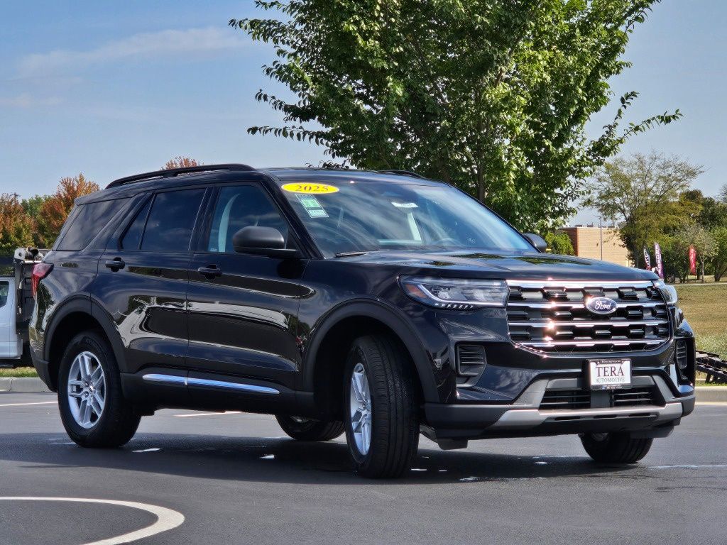 2025 Ford Explorer photo 2