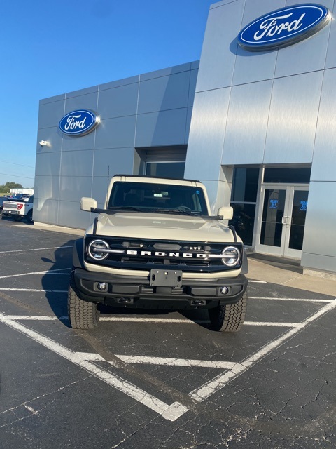 2025 Ford Bronco Outer Banks photo 2