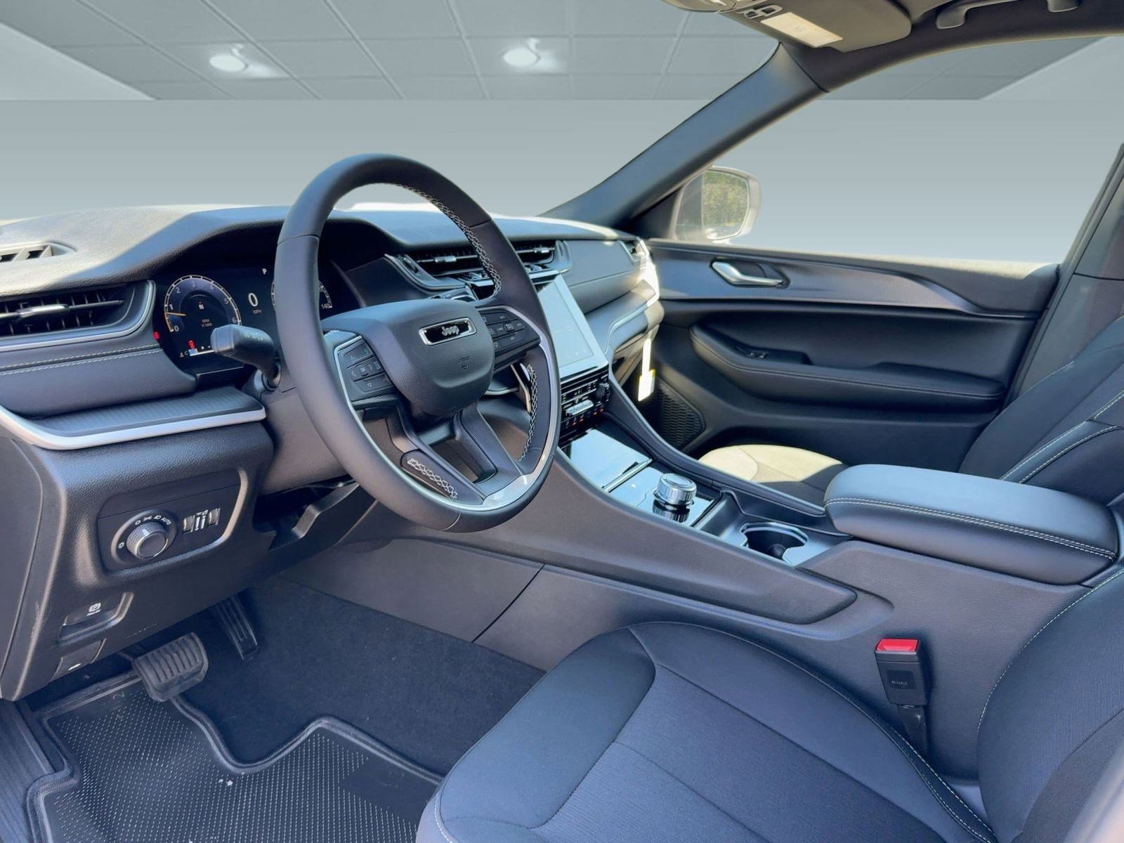 2025 Jeep Grand Cherokee Laredo photo 3