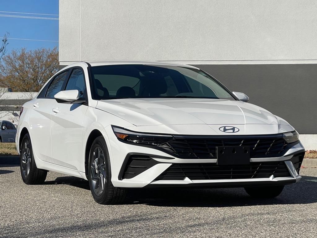 2024 Hyundai Elantra SEL photo 2