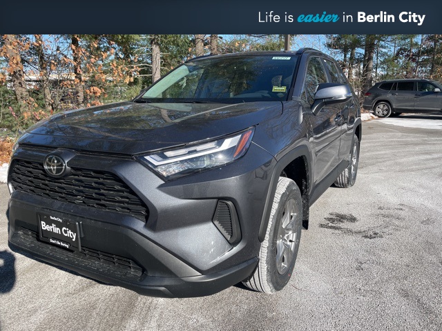 2025 Toyota RAV4 XLE's photo