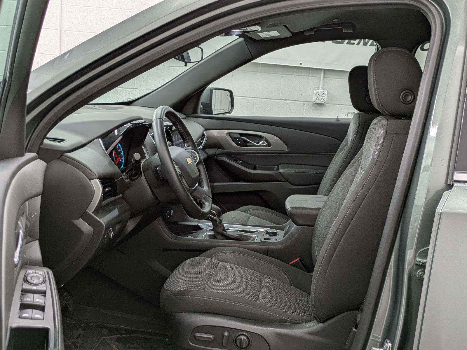 2023 Chevrolet Traverse Cloth photo 2