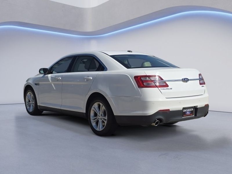 2015 Ford Taurus SEL photo 2